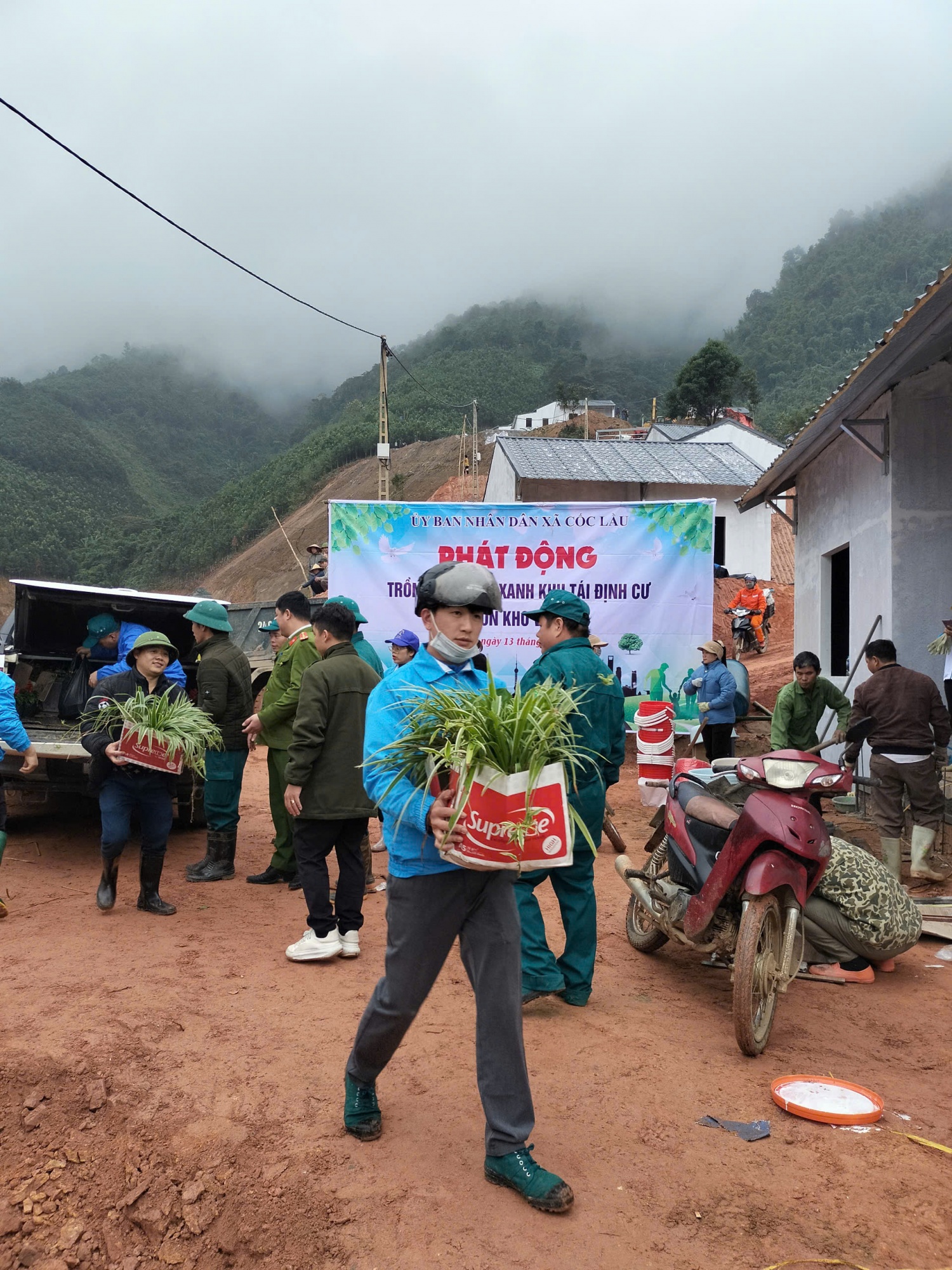 Người dân thôn Kho Vàng chung tay