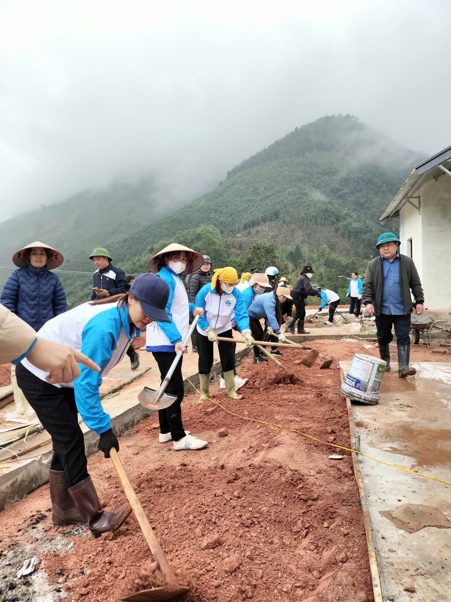 Người dân thôn Kho Vàng chung tay Người dân thôn Kho Vàng chung tay