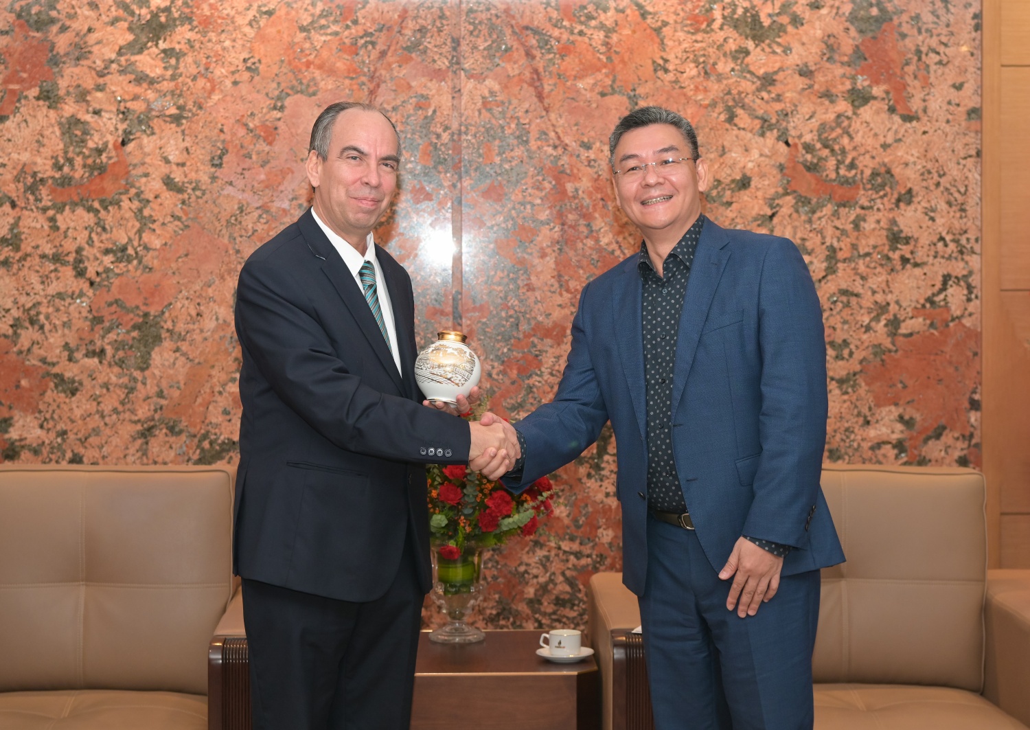 Phó Tổng Giám đốc Petrovietnam Lê Mạnh Cường tặng quà lưu niệm cho Ngài Rogelio Polanco Fuentes - Đại sứ Cuba tại Việt Nam Phó Tổng Giám đốc Petrovietnam Lê Mạnh Cường tặng quà lưu niệm cho Ngài Rogelio Polanco Fuentes - Đại sứ Cuba tại Việt Nam