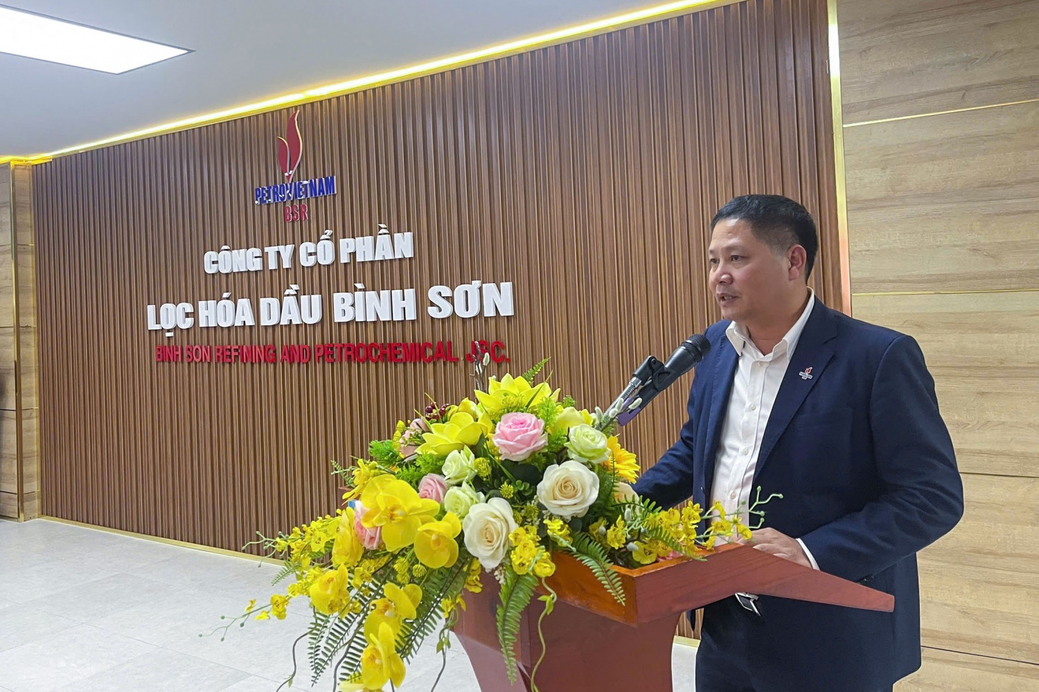 Đồng chí Bùi Ngọc Dương – Phó Bí thư thường trực Đảng uỷ, Tổng Giám đốc BSR phát biểu tại hội nghị. Đồng chí Bùi Ngọc Dương – Phó Bí thư thường trực Đảng uỷ, Tổng Giám đốc BSR phát biểu tại hội nghị.