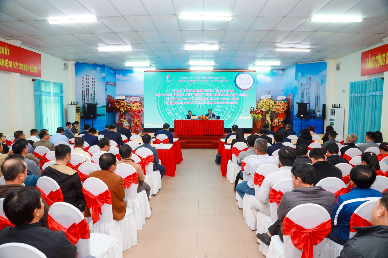 Toàn cảnh Hội nghị tổng kết hoạt động SXKD năm 2024 và triển khai kế hoạch SXKD năm 2025. Toàn cảnh Hội nghị tổng kết hoạt động SXKD năm 2024 và triển khai kế hoạch SXKD năm 2025.