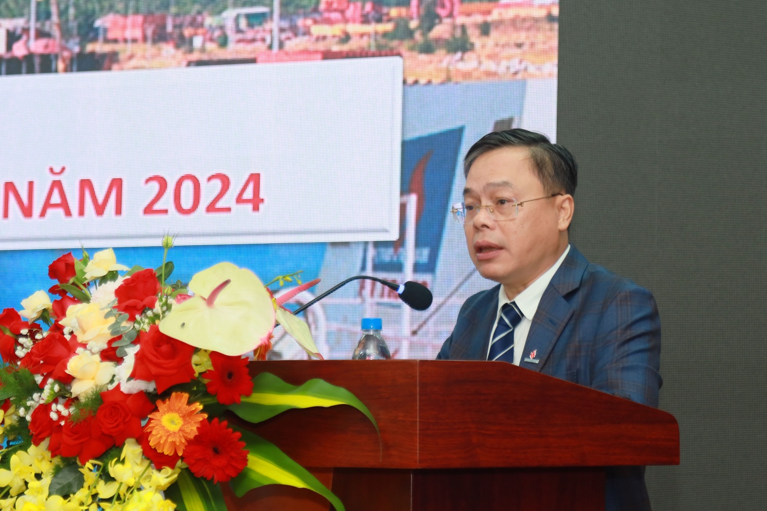Ông Nguyễn Anh Minh - Tổng Giám đốc DQS báo cáo về tình hình SXKD năm 2024 của đơn vị. Ông Nguyễn Anh Minh - Tổng Giám đốc DQS báo cáo về tình hình SXKD năm 2024 của đơn vị.