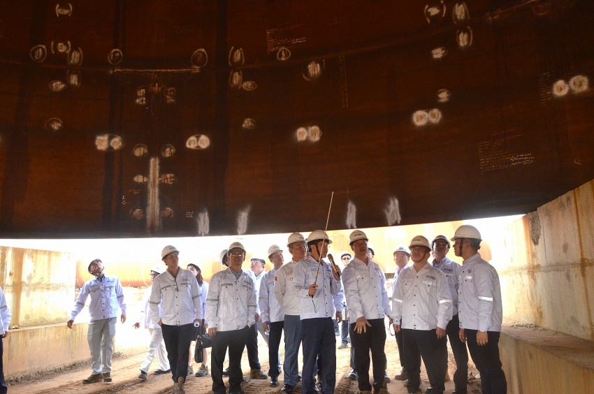 Thứ trưởng Bộ Công Thương Trương Thanh Hoài thăm khu chế tạo chân đế điện gió ngoài khơi PTSC