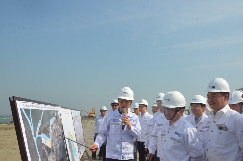 Thứ trưởng Bộ Công Thương Trương Thanh Hoài thăm khu chế tạo chân đế điện gió ngoài khơi PTSC