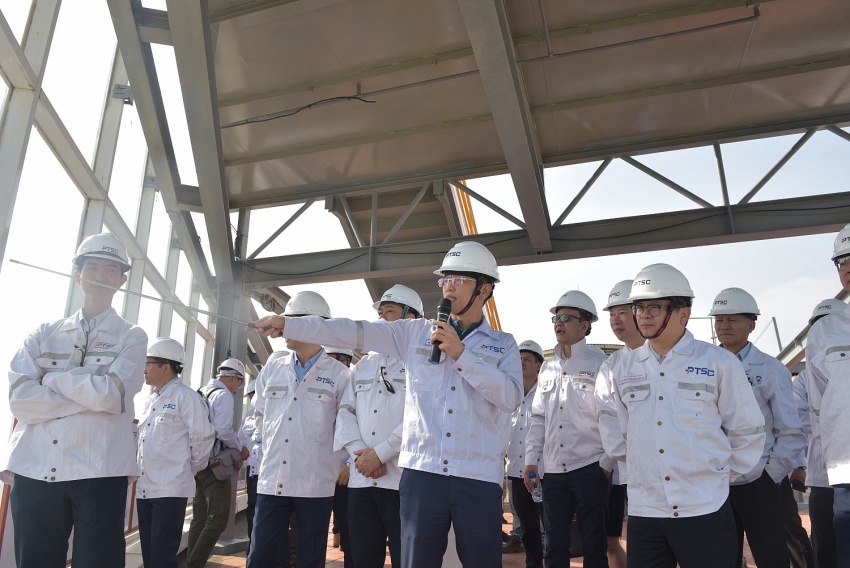 Thứ trưởng Bộ Công Thương Trương Thanh Hoài thăm khu chế tạo chân đế điện gió ngoài khơi PTSC