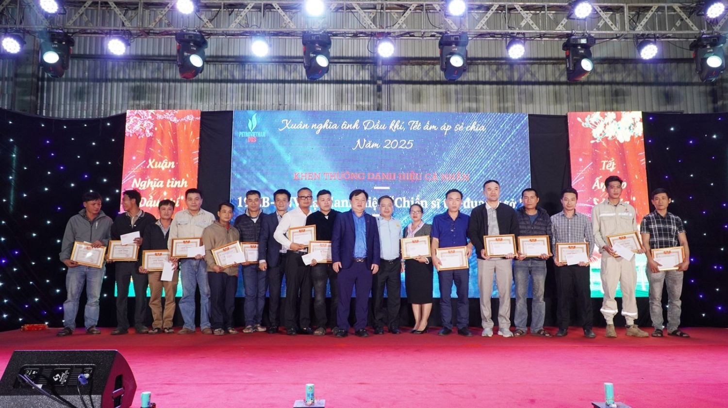 Lãnh đạo DQS tặng Giấy khen cho Mang “Xuân Nghĩa tình Dầu khí - Tết ấm áp, sẻ chia” đến với người lao động DQS