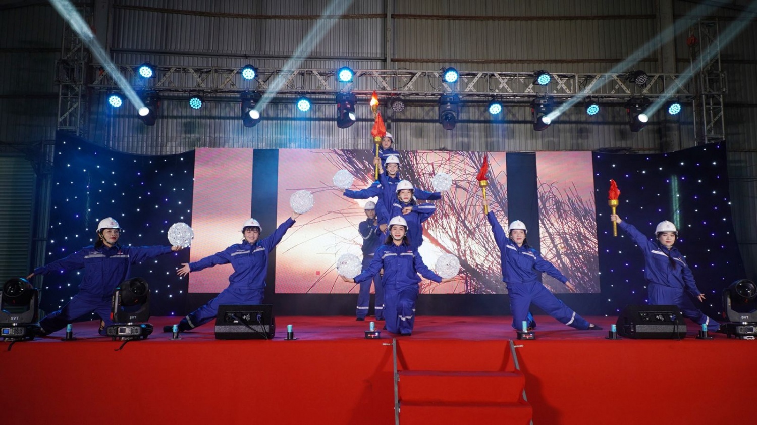 Các tiết mục văn nghệ do NLĐ DQS trình diễn. Mang “Xuân Nghĩa tình Dầu khí - Tết ấm áp, sẻ chia” đến với người lao động DQS