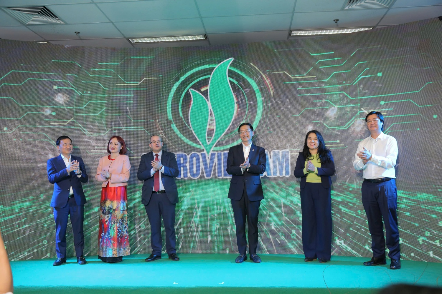 Các đại biểu thực hiện nghi thức khai Xuân, đón Tết Ất Tỵ 2025.