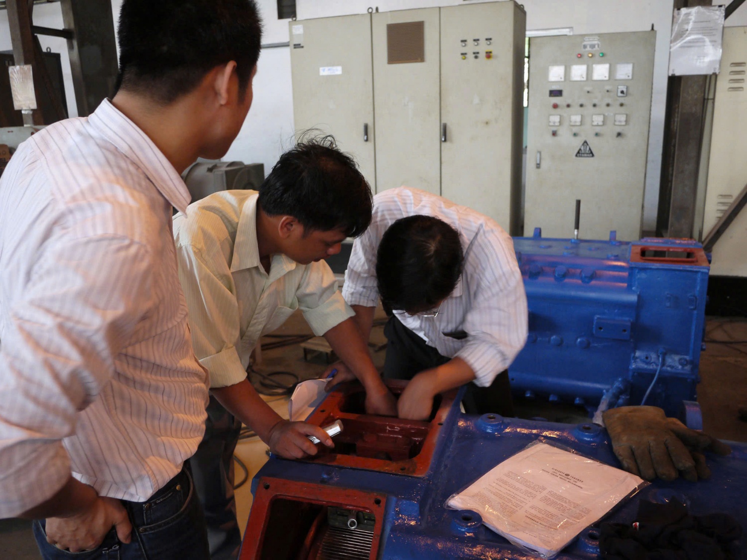 Anh Trịnh Xuân Hảo thực hiện công tác kiểm tra, bảo dưỡng thiết bị với các đồng nghiệp.