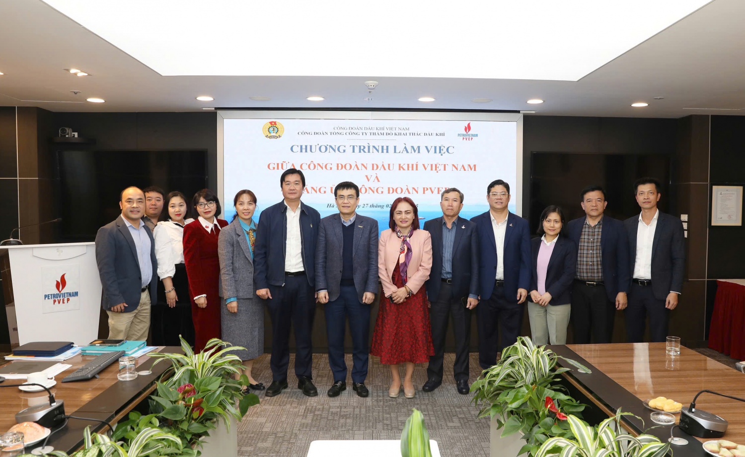 Chủ tịch CĐ DKVN Nghiêm Thùy Lan ghi nhận và biểu dương các hoạt động của Công đoàn PVEP trong năm 2024 và những tháng đầu năm 2025; đồng thời, yêu cầu Công đoàn PVEP cần khẩn trương xây dựng phương án tái sắp xếp bộ máy phù hợp mô hình tổ chức, thực hiện công tác quy hoạch, kiện toàn các vị trí chức danh còn khuyết.