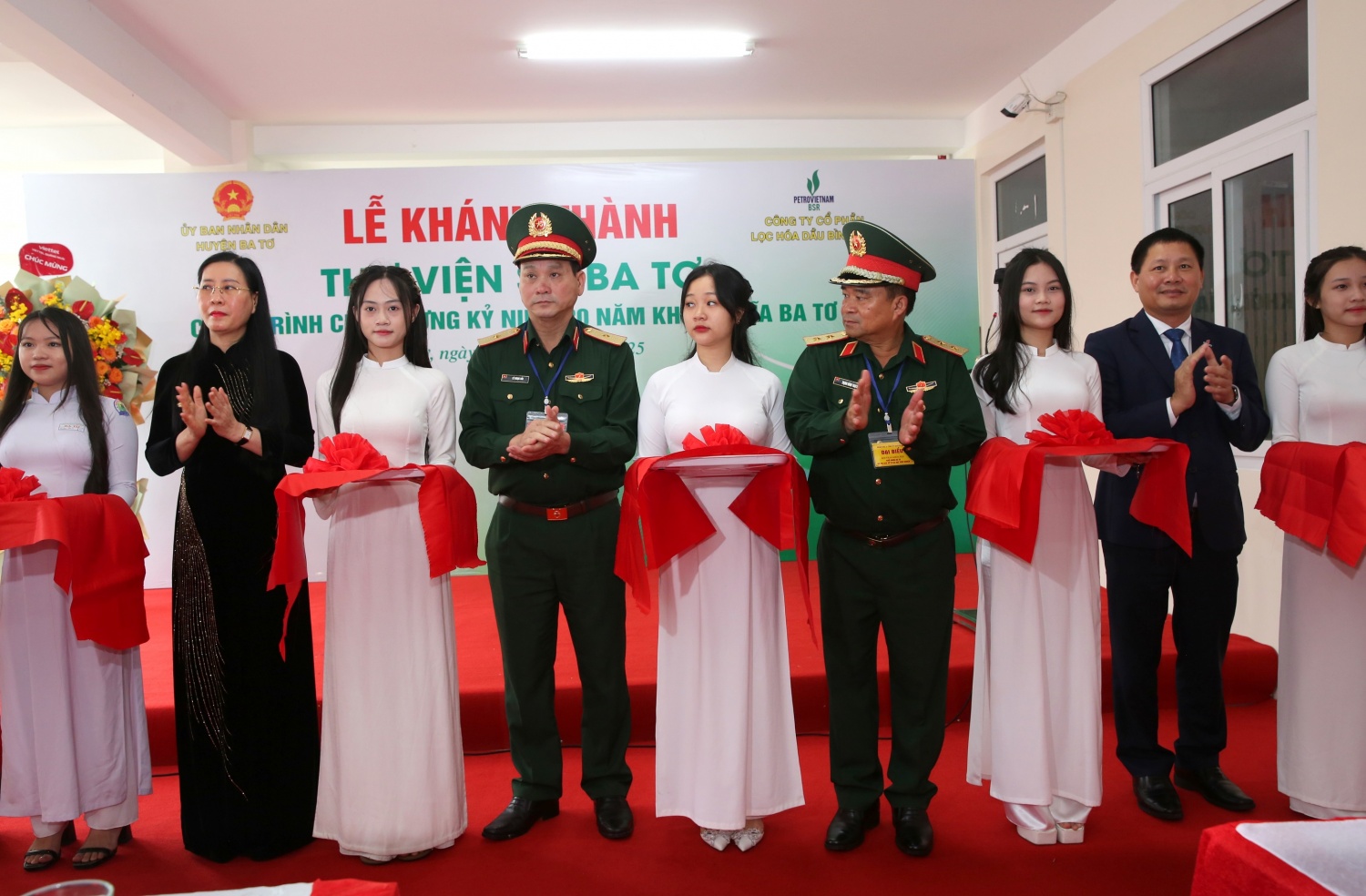 Các đại biểu cắt băng khánh thành Thư viện số Ba Tơ.