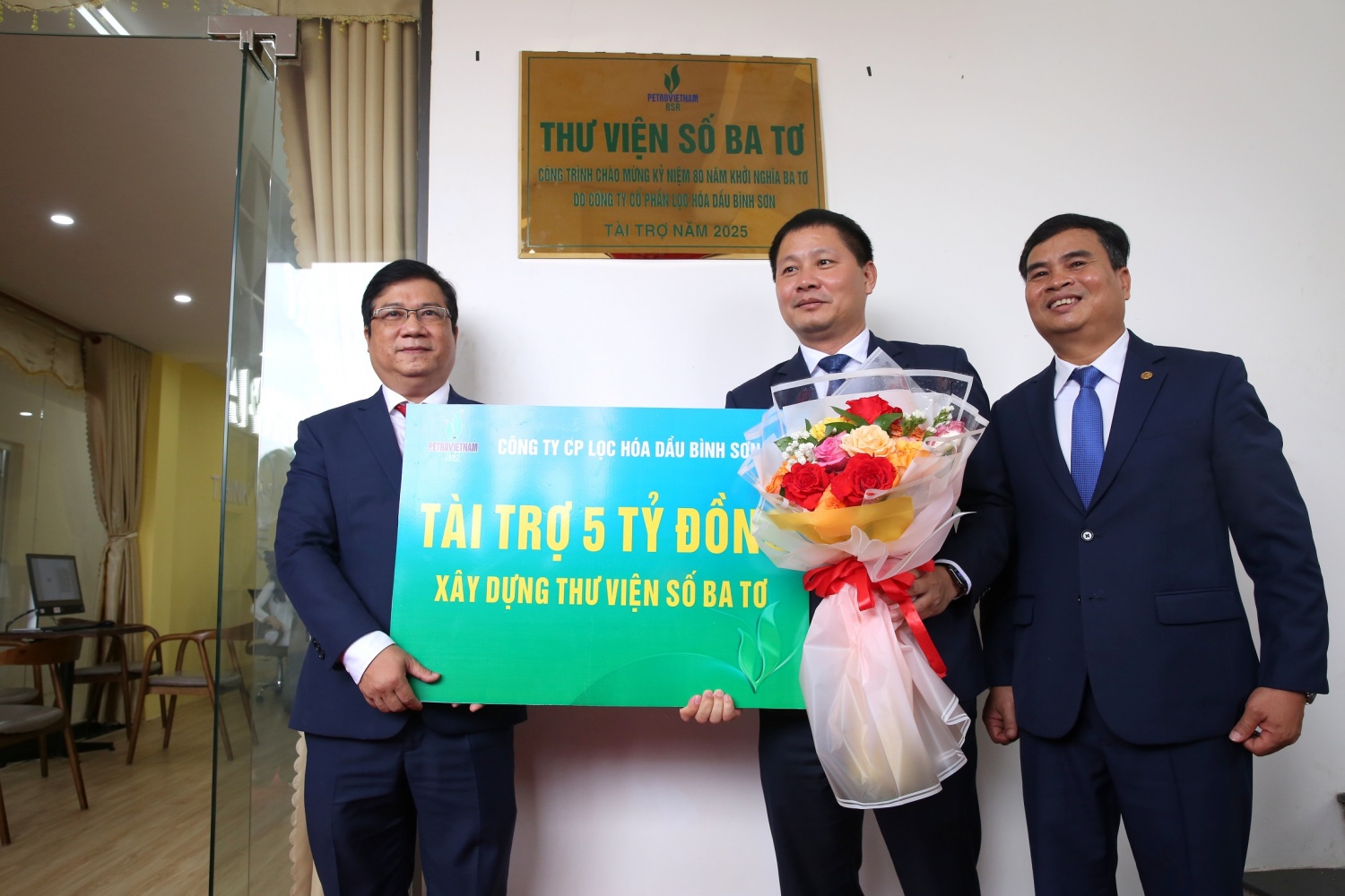 Lãnh đạo BSR trao biển tượng trưng tài trợ 5 tỷ đồng cho UBND huyện Ba Tơ xây dựng công trình Thư viện số và gắn biển công trình.