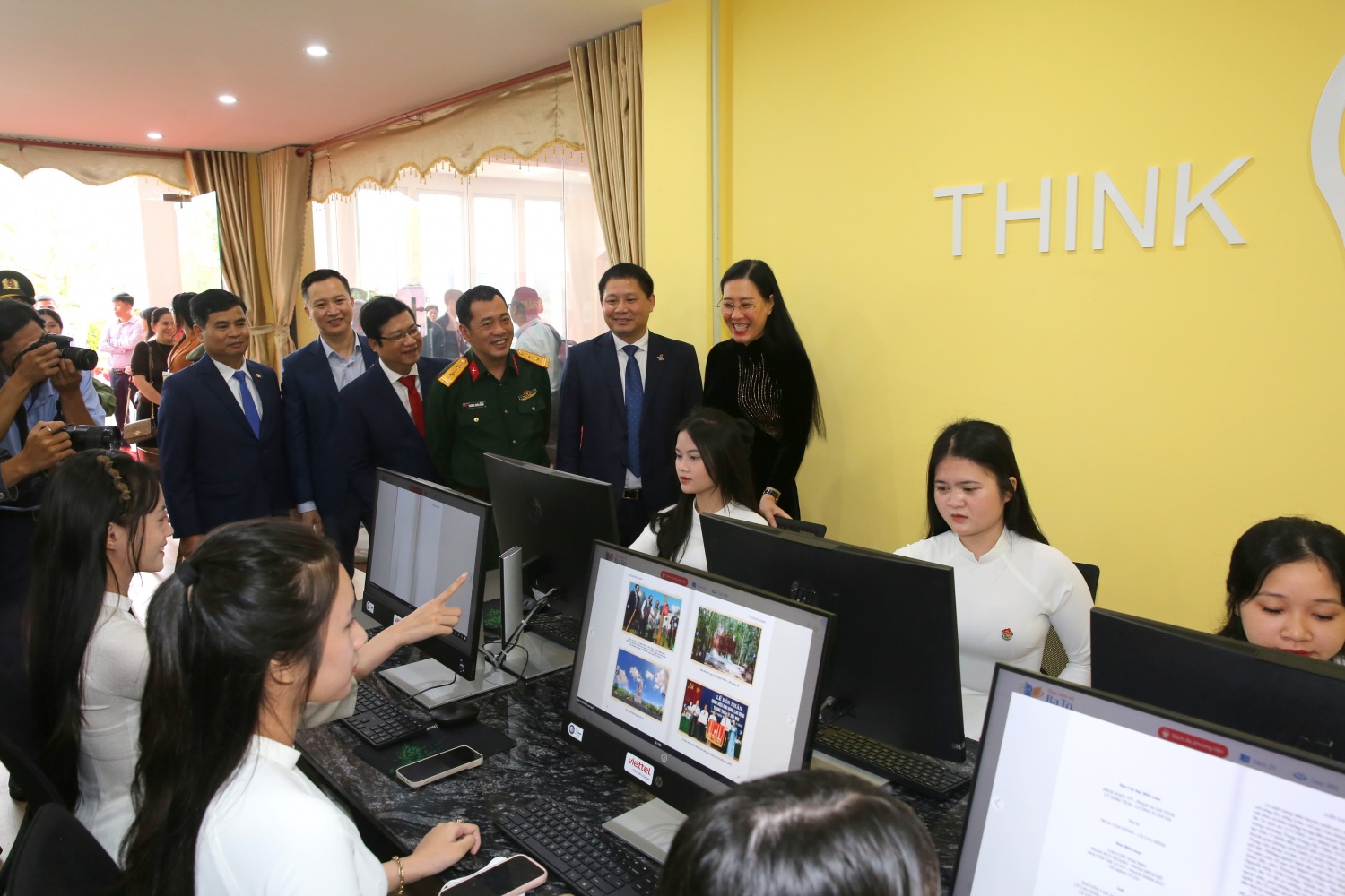 Các đại biểu tham quan Thư viện số Ba Tơ