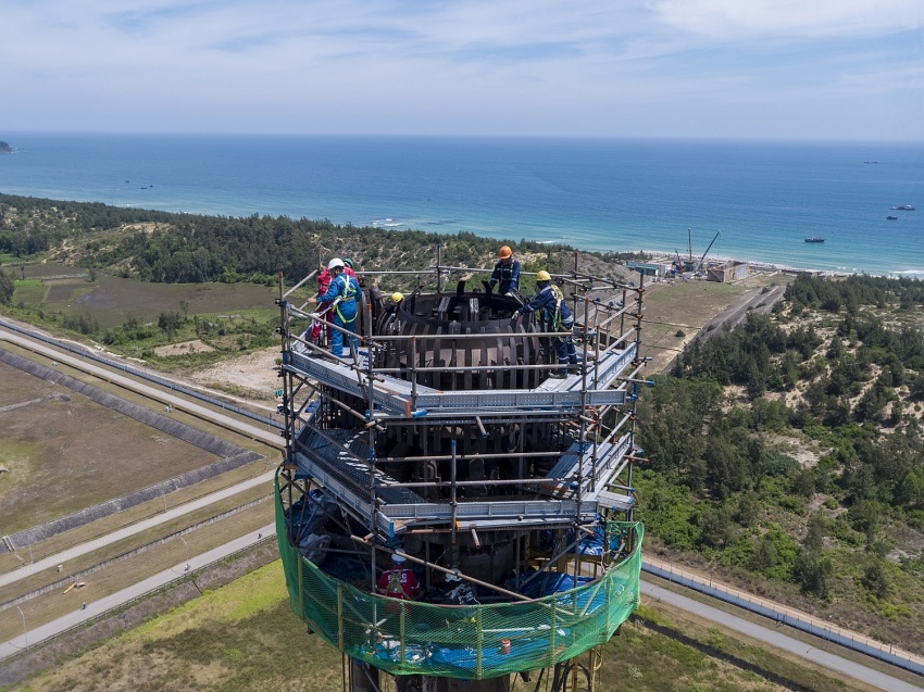 Safe work at the Flare Tower of Dung Quat Refinery.