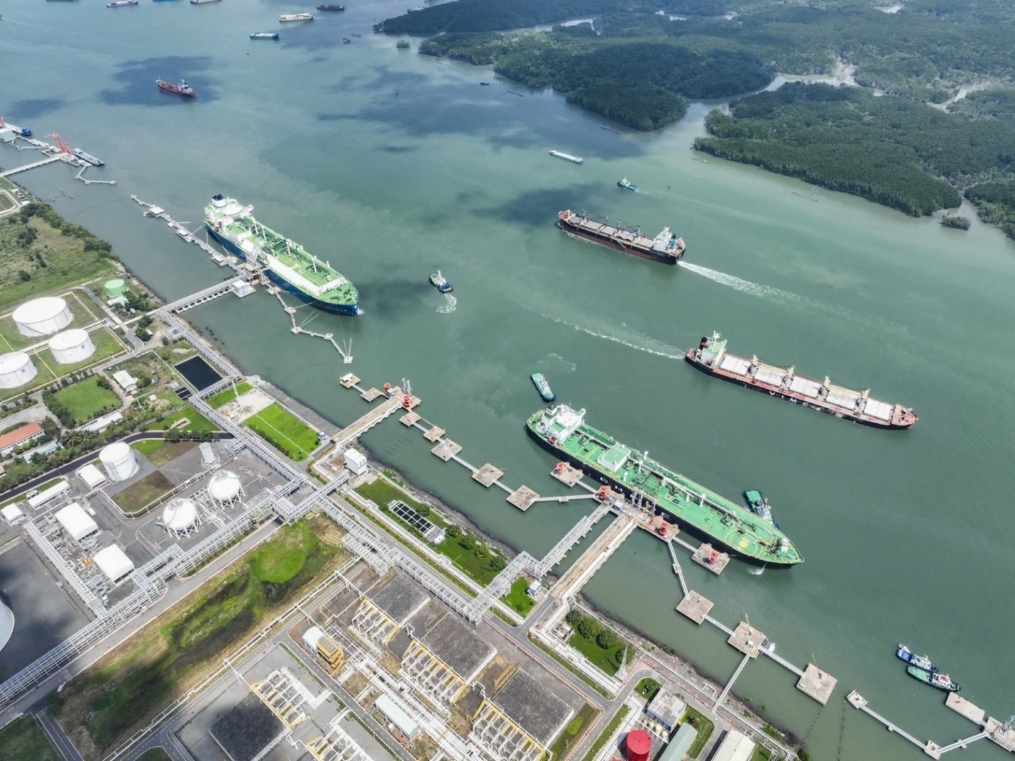 Petrovietnam Transforms Growth Model for Sustainable Development in the New Energy Era