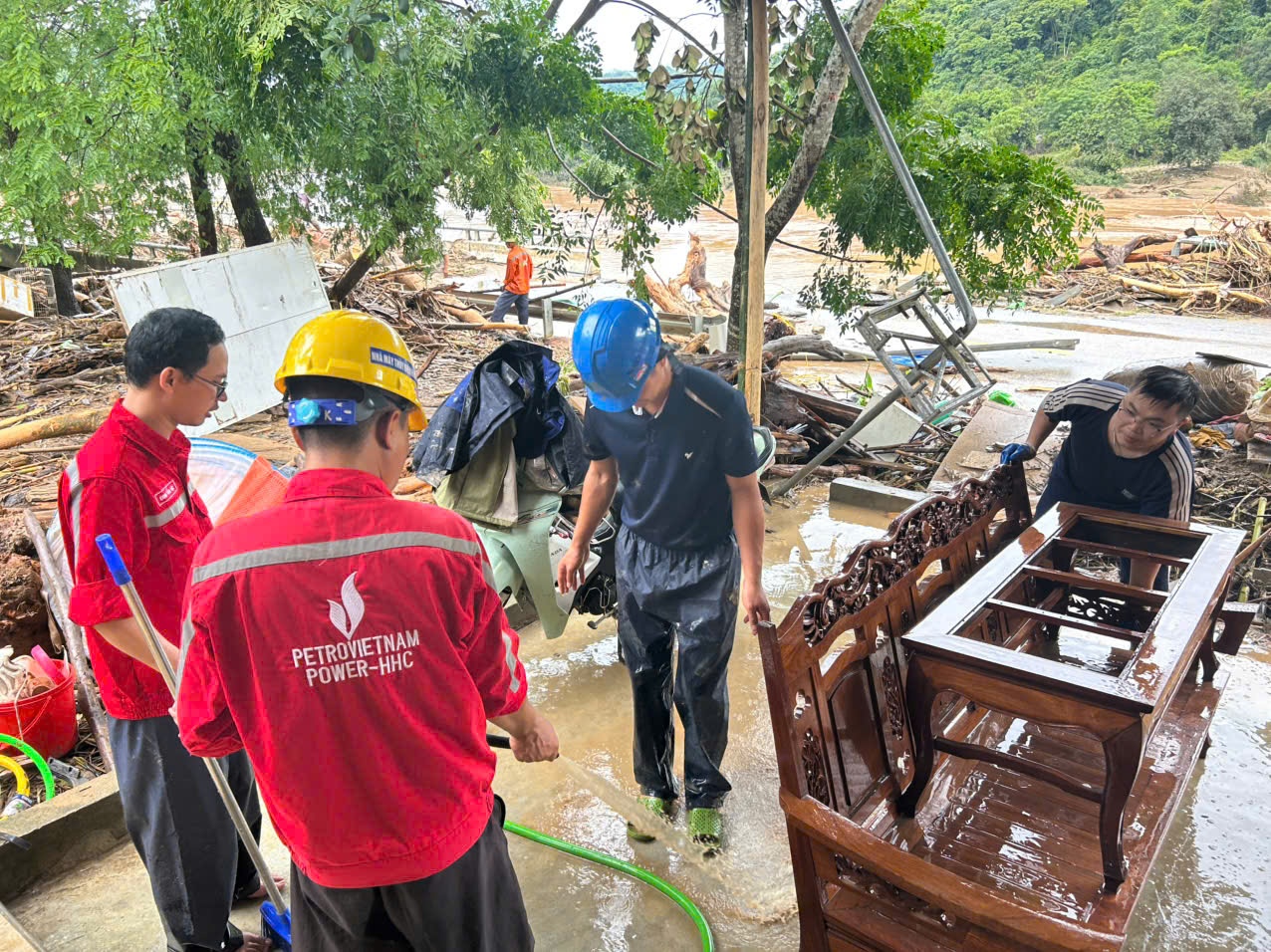 Công ty CP Thuỷ điện Hủa Na chung tay cùng bà con vùng lũ Lượng Minh”