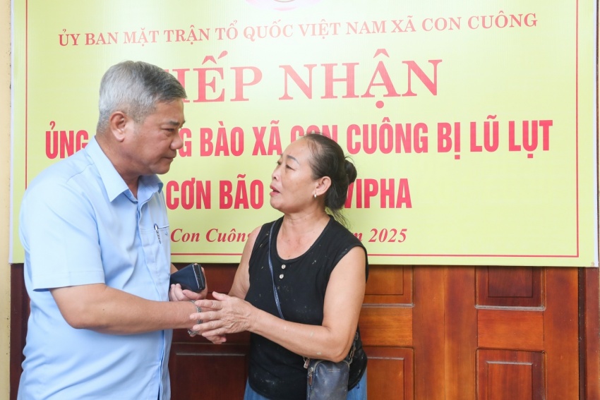 Người dân xã Con Cuông xúc động khi gặp đoàn công tác của Petrovietnam