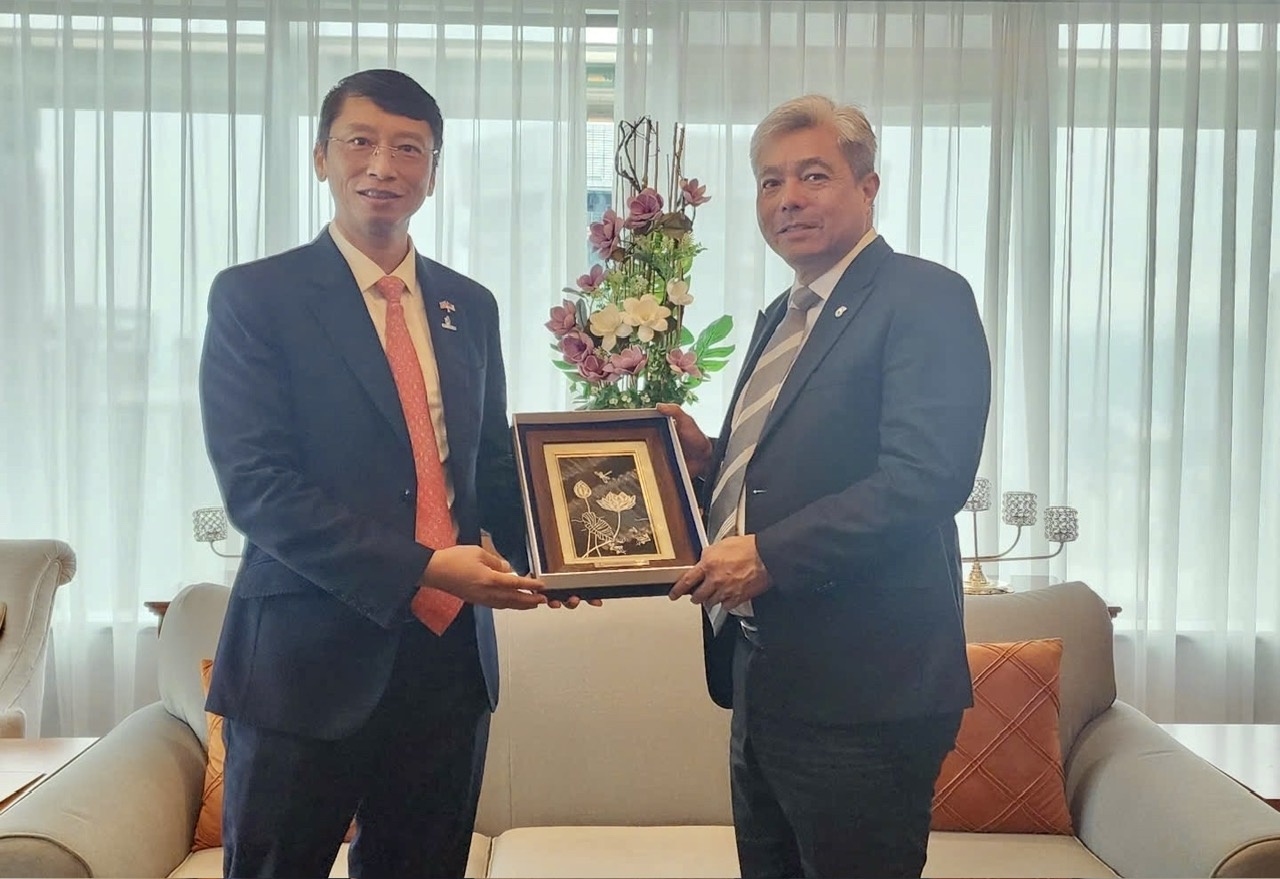 Nhân dịp tham gia tháp tùng đoàn công tác của Chủ tịch Quốc hội Trần Thanh Mẫn tại Malaysia, đồng chí Trần Hồng Nam – Thành viên HĐTV Petrovietnam cùng đoàn công tác của Tập đoàn đã có buổi làm việc với lãnh đạo Petronas