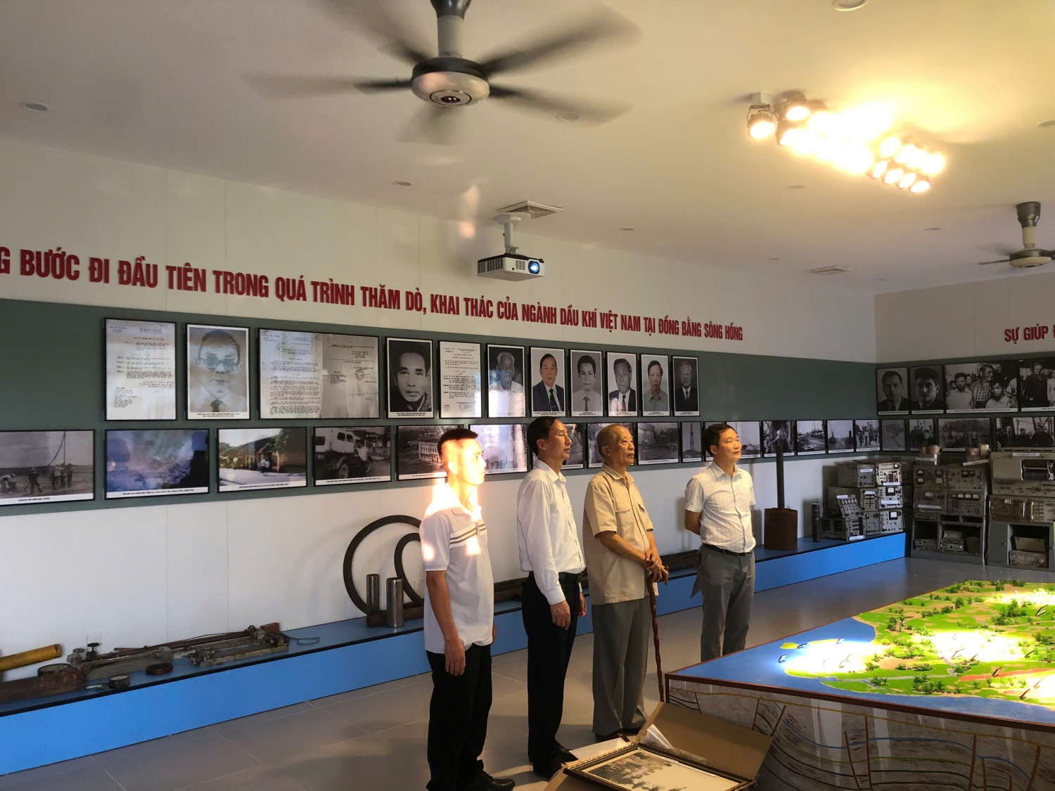 Ông Trần Đình Thành - Chủ tịch Hội Dầu khí Sông Hồng: Khâu thiết kế, décor Nhà truyền thống cũng được thực hiện với tâm huyết, vừa đảm bảo giá trị lịch sử, vừa tạo nên không gian sinh động, hấp dẫn cho khách tham quan.