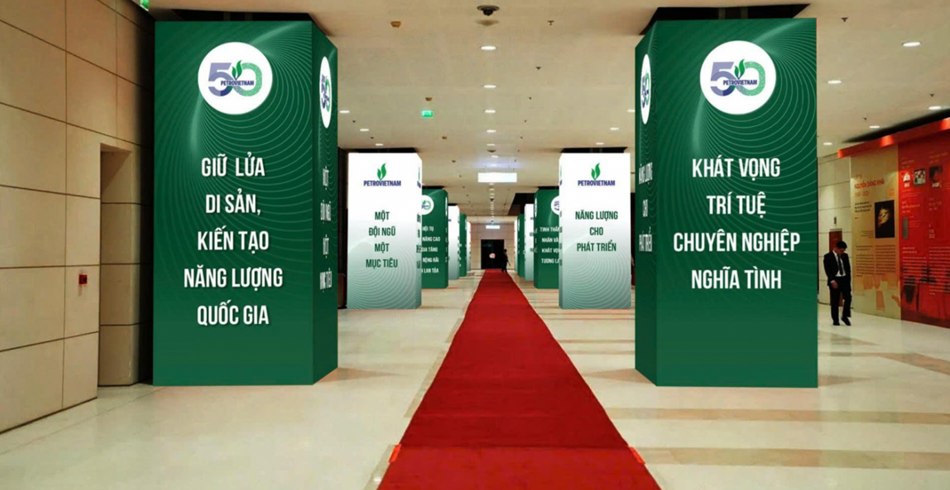Các cột dọc với logo kỷ niệm 50 năm Petrovietnam tại lối đi đại biểu