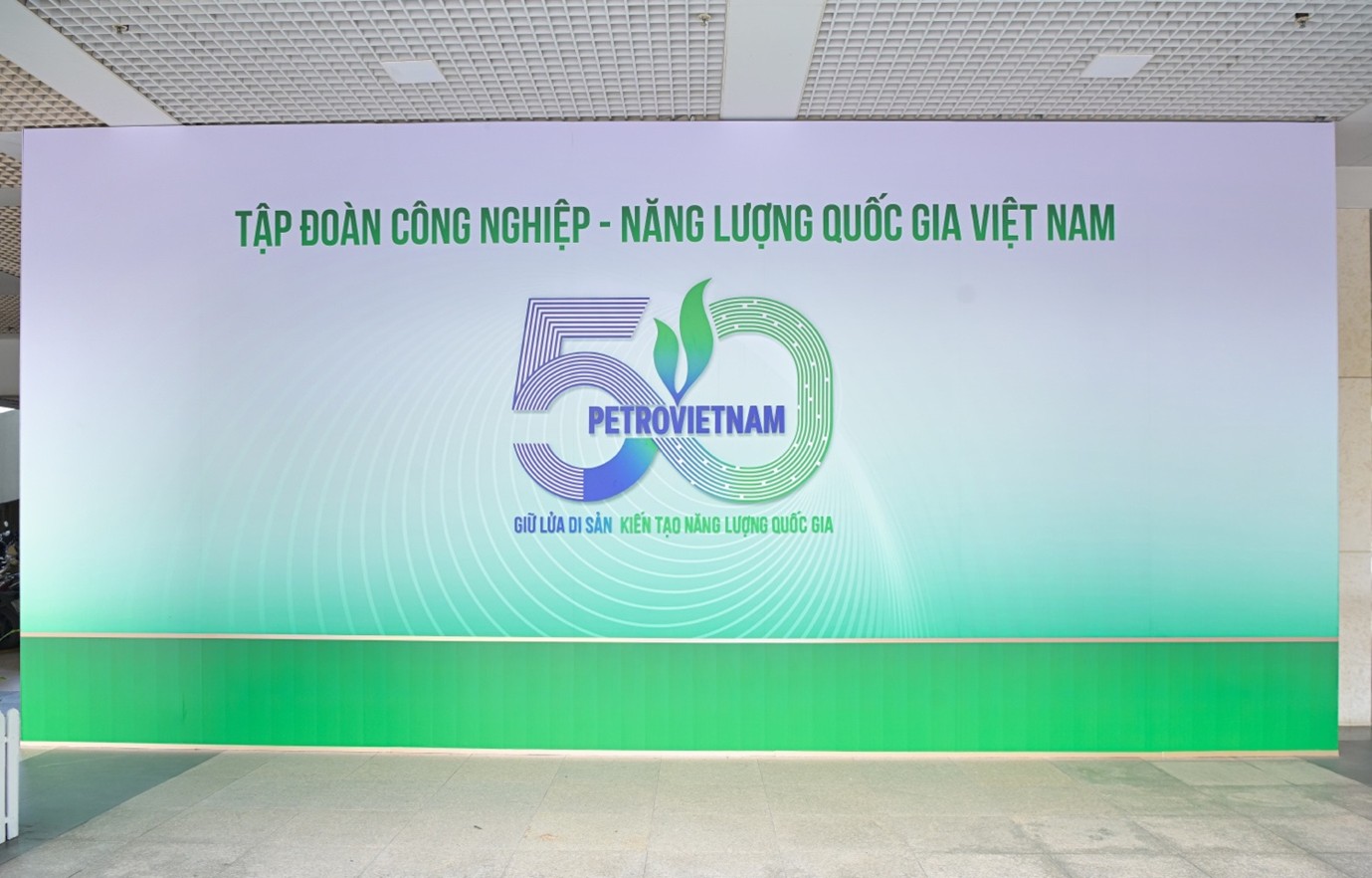 Bộ Logo nổi bật kỷ niệm 50 năm thành lập Petrovietnam tại lối đi tầng 1