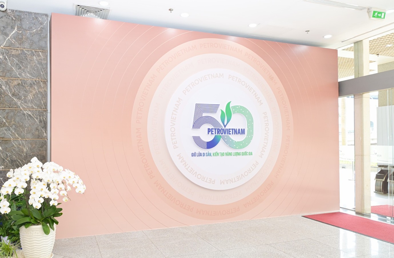 Logo Petrovietnam tại tầng 1 trụ sở Tập đoàn
