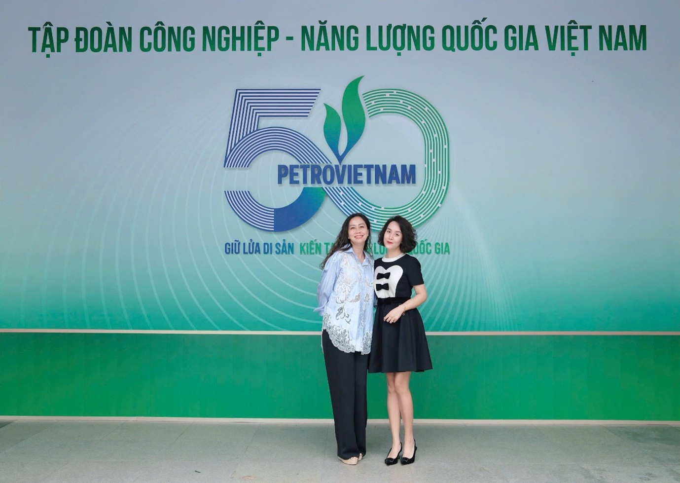 Bộ Logo nổi bật kỷ niệm 50 năm thành lập Petrovietnam tại lối đi tầng 1