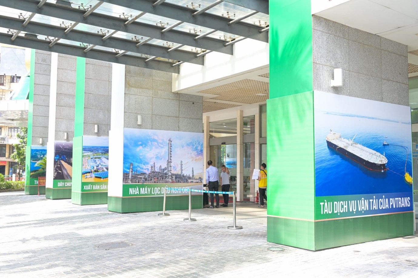 Hình ảnh các dấu ấn của Petrovietnam trong tất cả các lĩnh vực tại sảnh ngoài đối diện đường Láng Hạ