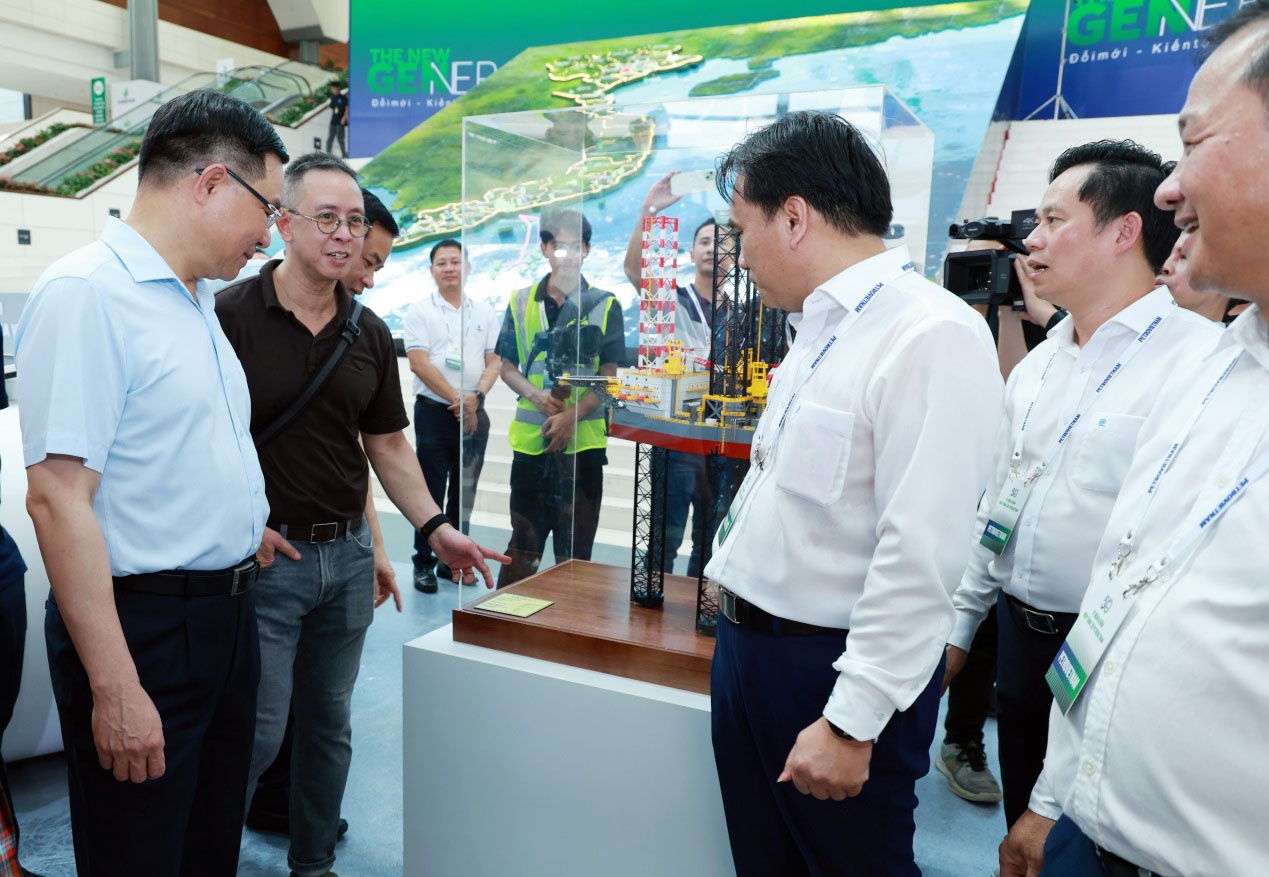 Lãnh đạo Petrovietnam kiểm tra mô hình trưng bày của PV Drilling.