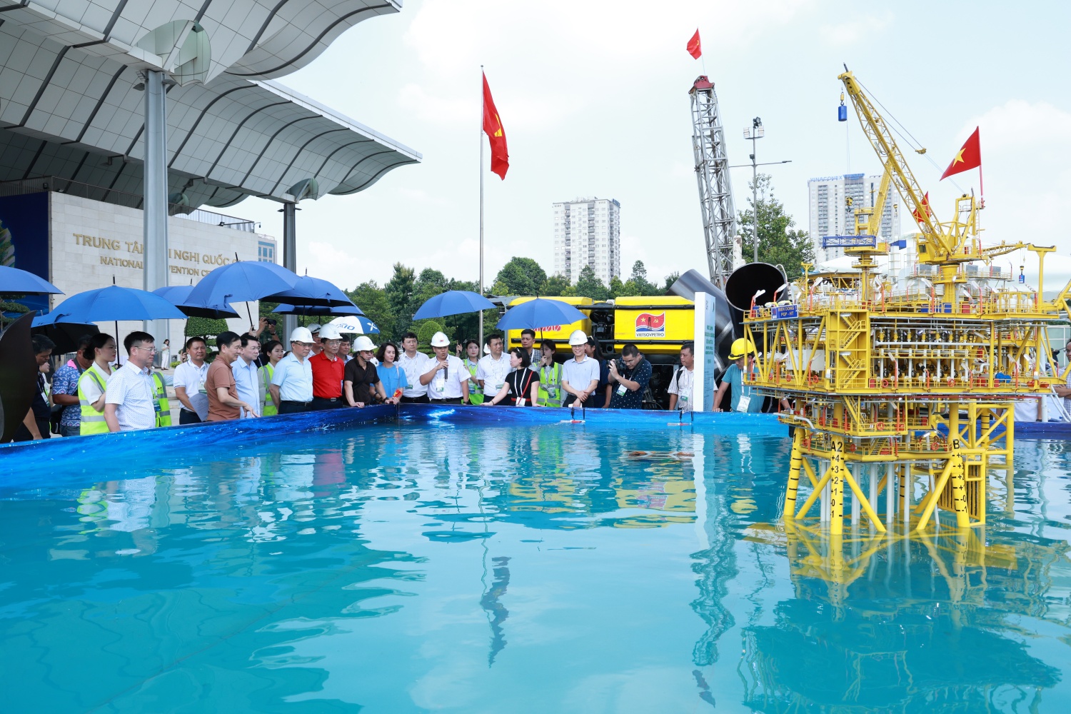 Lãnh đạo Petrovietnam khảo sát khu trưng bày của Vietsovpetro.