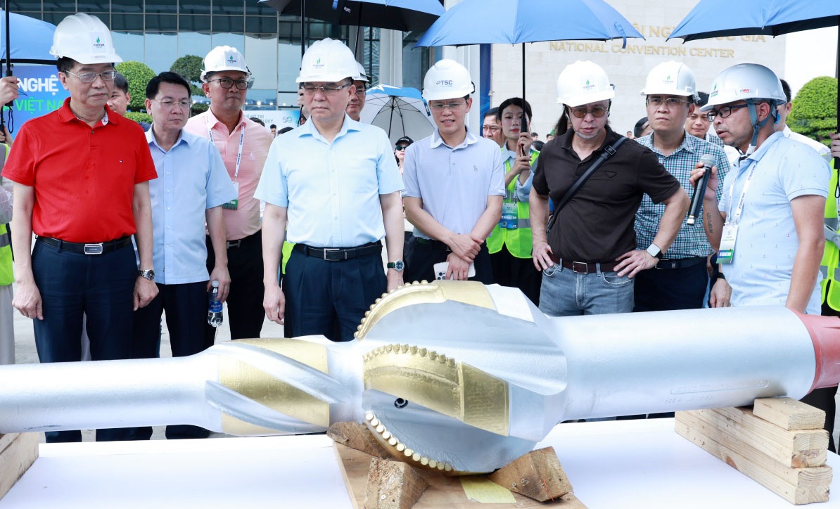 Lãnh đạo Petrovietnam khảo sát các hiện vật trưng bày.