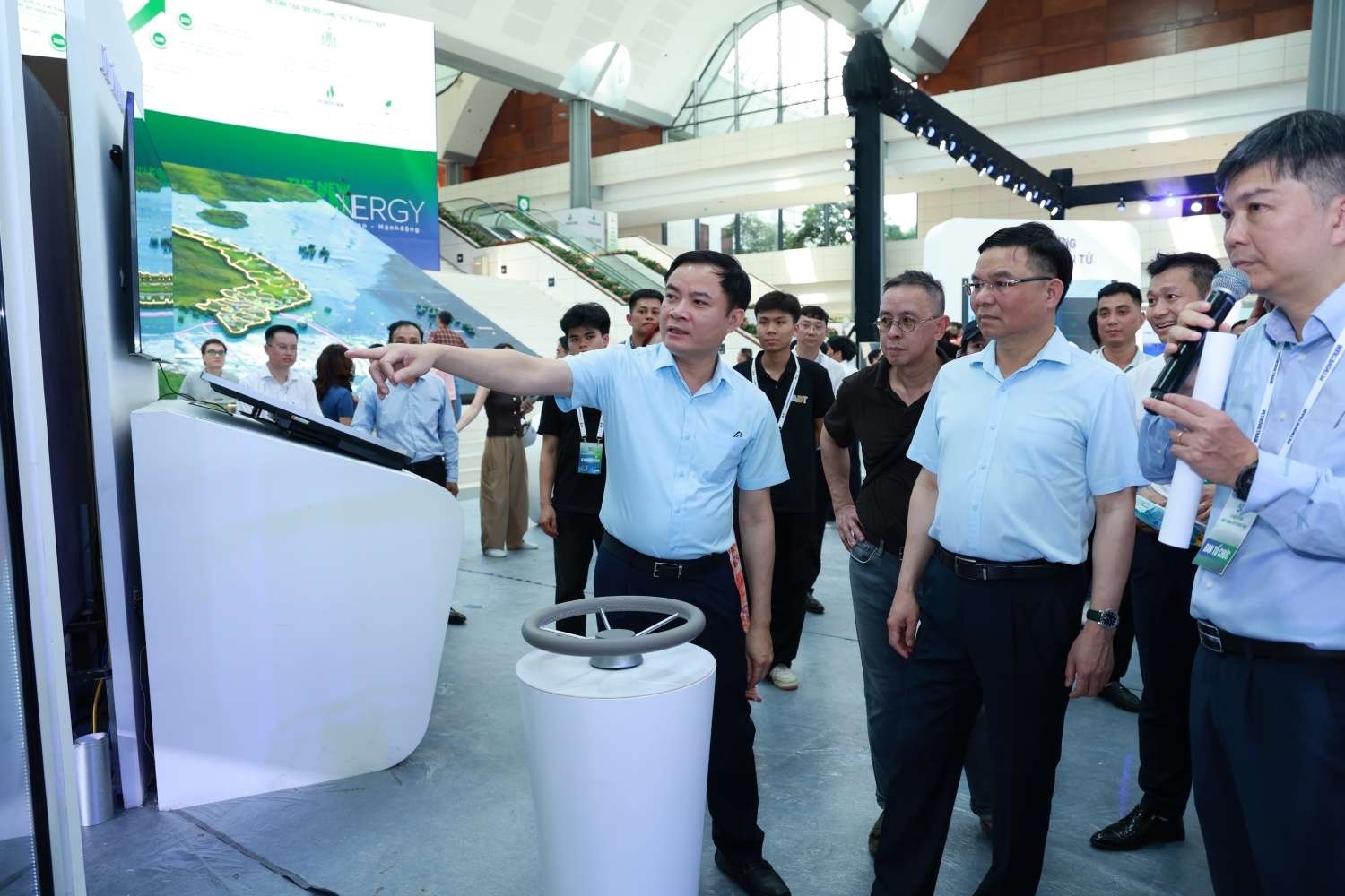 Chủ tịch HĐTV Petrovietnam Lê Mạnh Hùng, Tổng Giám đốc Petrovietnam Lê Ngọc Sơn cùng các đồng chí lãnh đạo Tập đoàn kiểm tra hệ thống trình chiếu và nội dung giới thiệu.