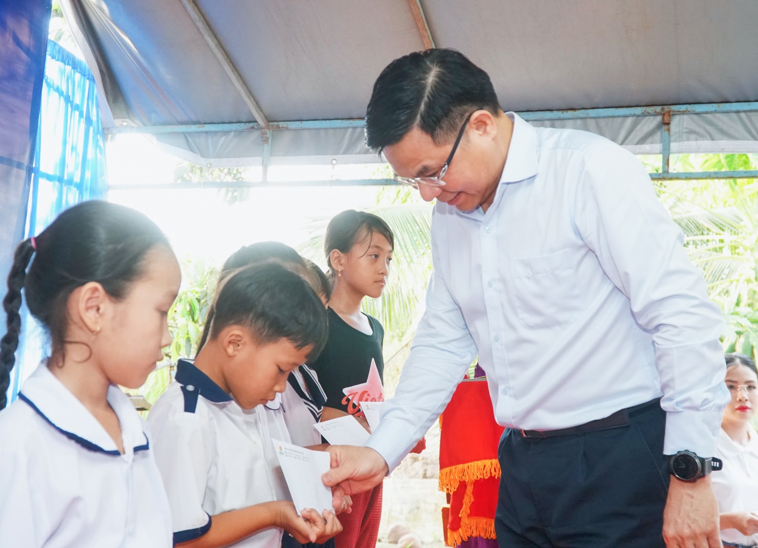 Chủ tịch HĐTV Petrovietnam Lê Mạnh Hùng trao quà động viên, khích lệ tinh thần học tập của các em học sinh tại Cà Mau.