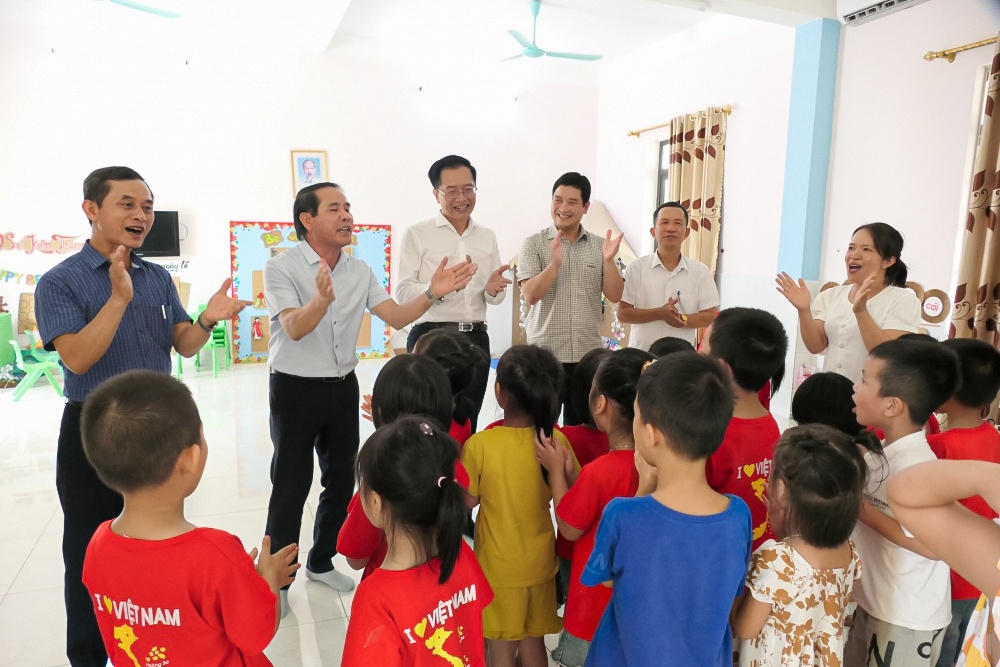 Các em học sinh và thầy cô giáo Trường Mầm non Nghĩa An hân hoan khi sử dụng phòng học mới.