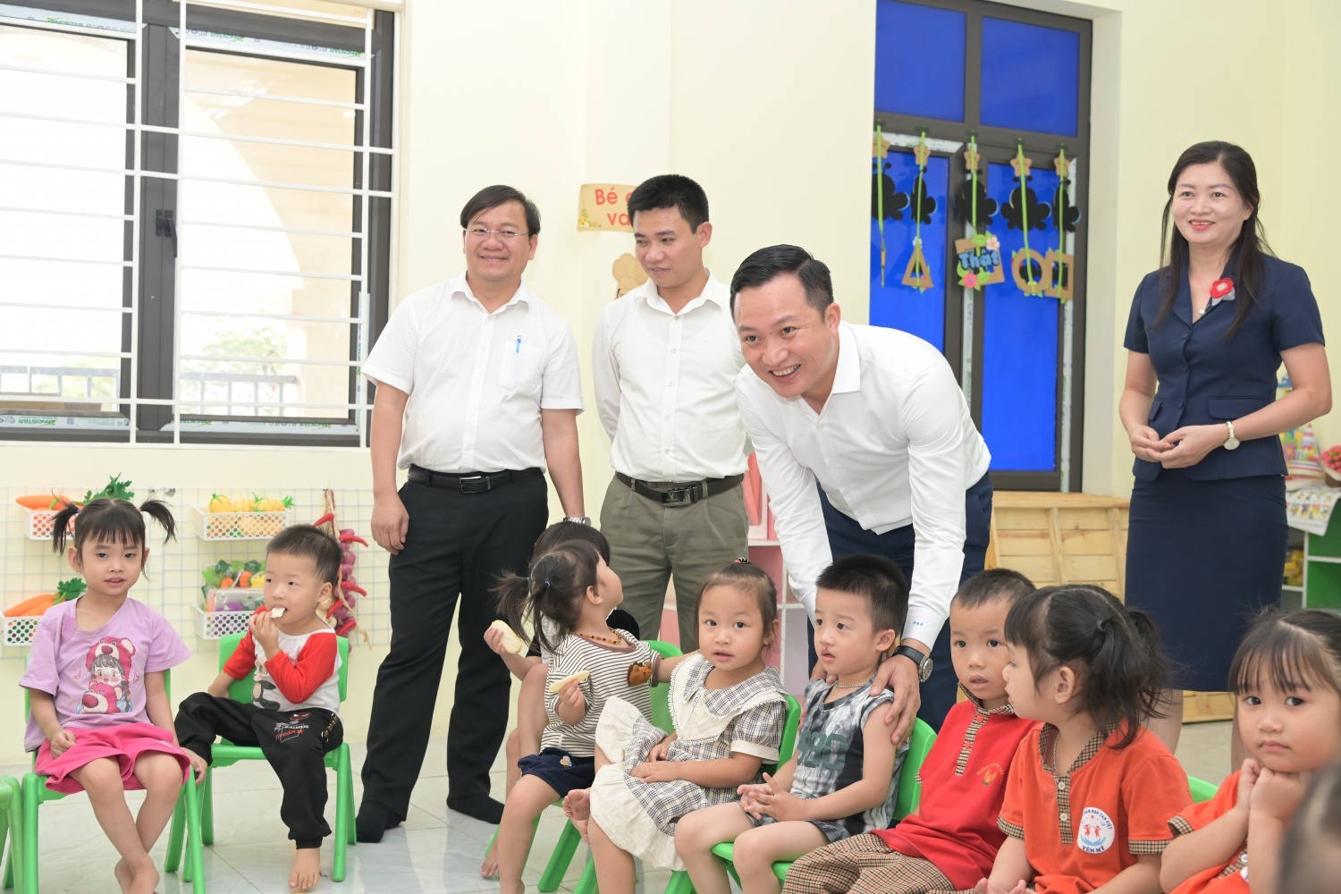 Niềm vui rạng ngời trên gương mặt thầy và trò Trường Mầm non thôn Yến Đô khi lớp học mới được đưa vào sử dụng.