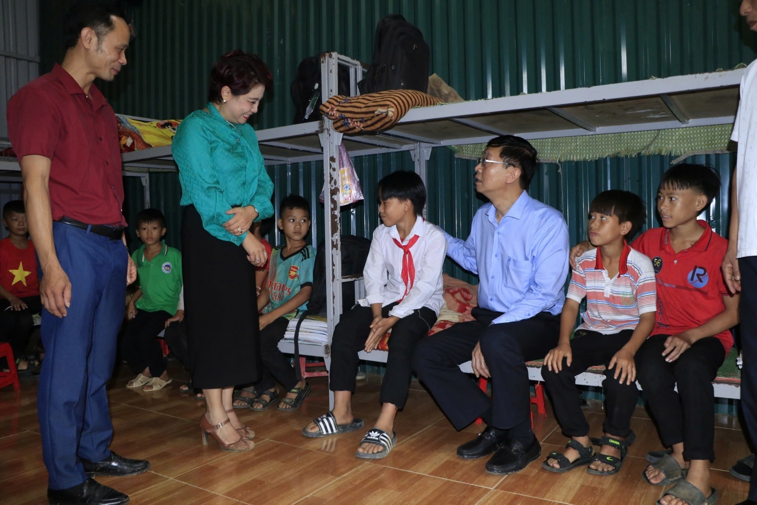 Lãnh đạo Petrovietnam thăm hỏi điều kiện sinh hoạt, học tập của học sinh nội trú Trường Trung học cơ sở Chiềng Đông.