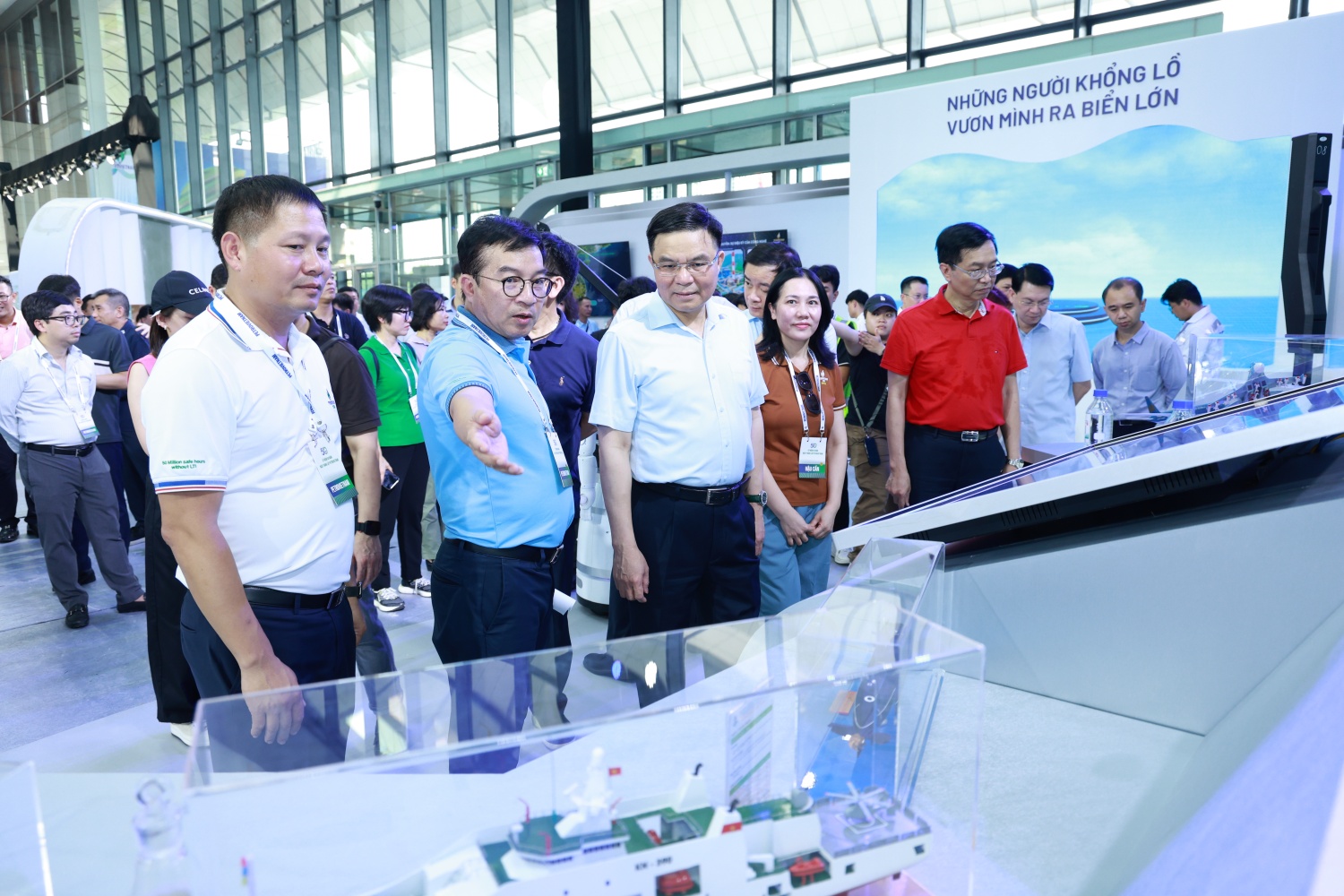 Chủ tịch HĐTV Petrovietnam Lê Mạnh Hùng và các đồng chí lãnh đạo Tập đoàn nghe Lãnh đạo BSR giới thiệu về khu trưng bày của BSR.