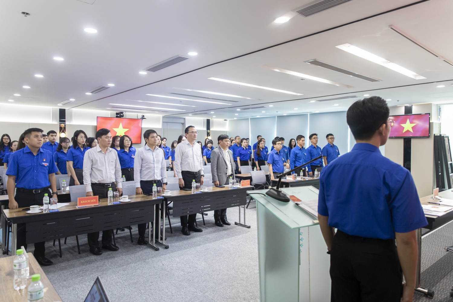 Các đại biểu thực hiện nghi thức chào cờ mở đầu Đại hội.