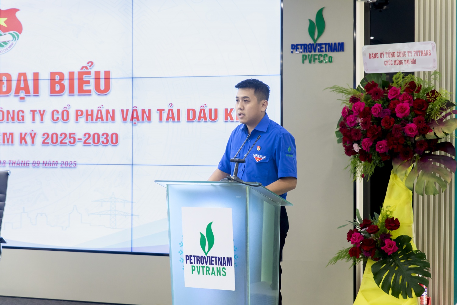 Đồng chí Thân Huy Thanh, Bí thư Đoàn Thanh niên PV Trans báo cáo trước Đại hội.