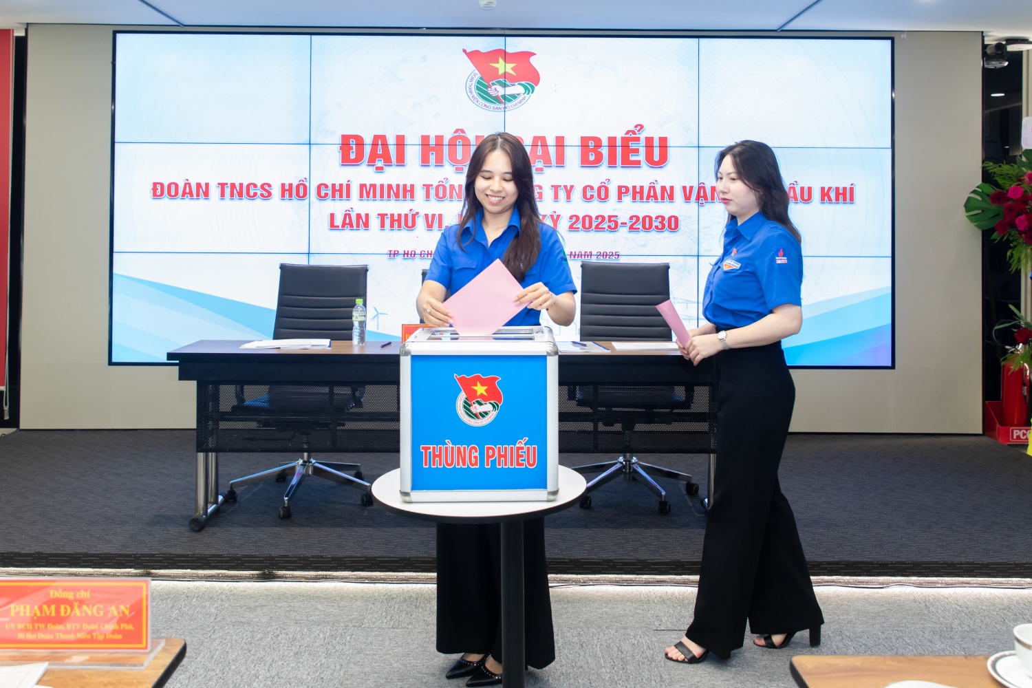 Các đại biểu bỏ phiếu bầu Ban Chấp hành Đoàn khóa VI.