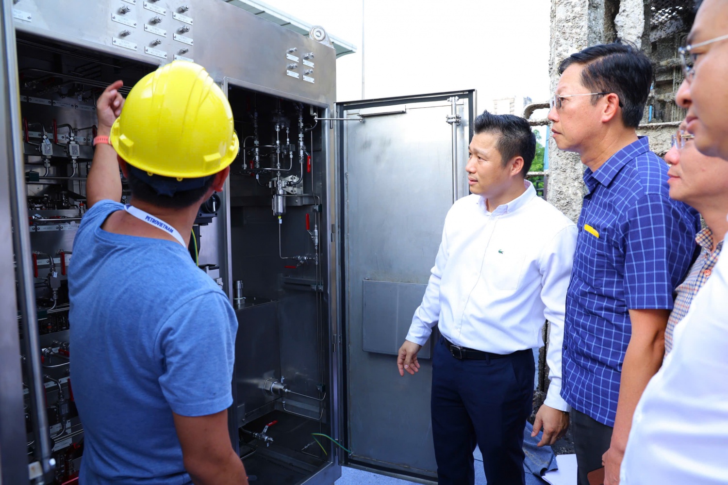 Ông Mai Đăng Tuấn - Phó Tổng giám đốc Vietsovpetro kiểm tra, nghe các báo cáo về tiến độ hoàn thiện các mô hình, công trình của đơn vị tại triển lãm