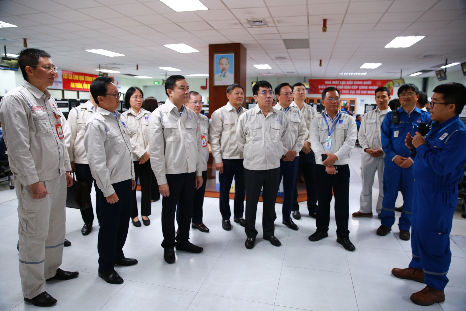 Tổng Giám đốc Petrovietnam Lê Ngọc Sơn, Thành viên HĐTV Petrovietnam Bùi Minh Tiến và Phó Tổng giám đốc Petrovietnam Lê Xuân Huyên nghe báo cáo về tình hình vận hành của Nhà máy lọc dầu Dung Quất