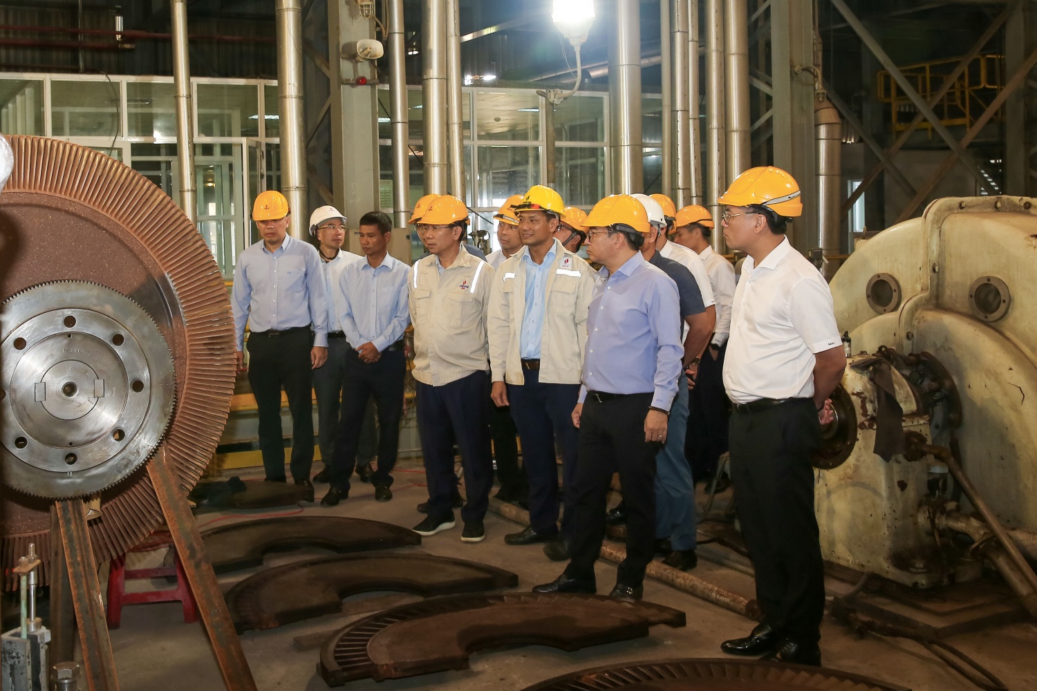 Phó Tổng giám đốc Petrovietnam Lê Xuân Huyên kiểm tra hoạt động bảo dưỡng thiết bị tại Nhà máy lọc dầu Dung Quất