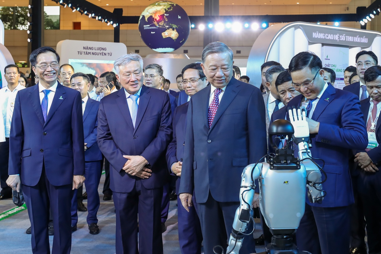 Đồng chí Lê Mạnh Hùng - Bí thư Đảng ủy, Chủ tịch HĐTV Petrovietnam giới thiệu với Tổng Bí thư Tô Lâm và các đồng chí Lãnh đạo Đảng, Nhà nước về các thành tựu khoa học, công nghệ của Petrovietnam