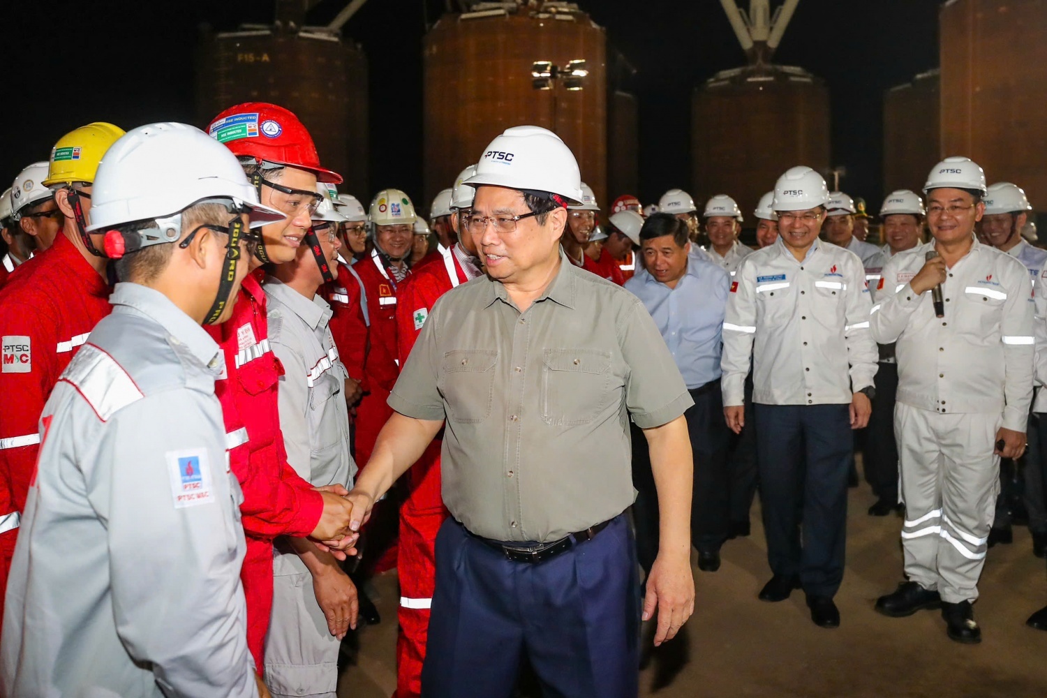 Thủ tướng Phạm Minh Chính động viên người lao động trên công trường PTSC