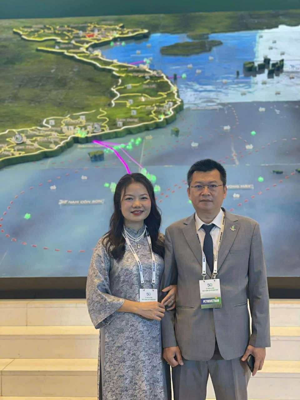 Ông Nguyễn Hùng Sơn, Phó Chánh Văn phòng Tổng Công ty Thăm dò Khai thác Dầu khí (PVEP) bên người vợ (cũng là cán bộ Petrovietnam).