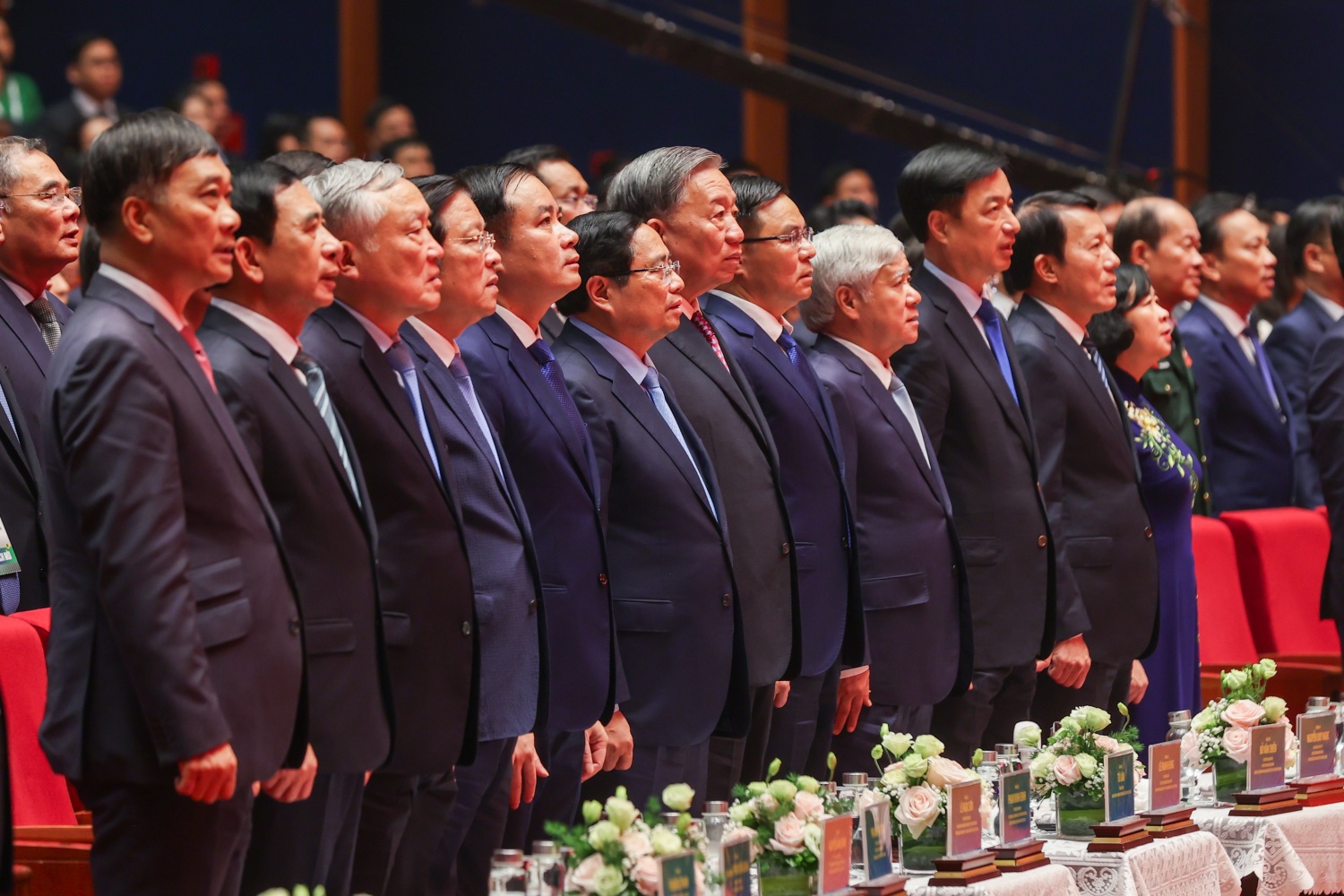 Tổng Bí thư Tô Lâm, Thủ tướng Chính phủ Phạm Minh Chính; cùng các đồng chí lãnh đạo Đảng, Nhà nước, các Bộ, ngành Trung ương, địa phương và đông đảo cán bộ lãnh đạo, người lao động Petrovietnam qua các thời kỳ tham dự chương trình.