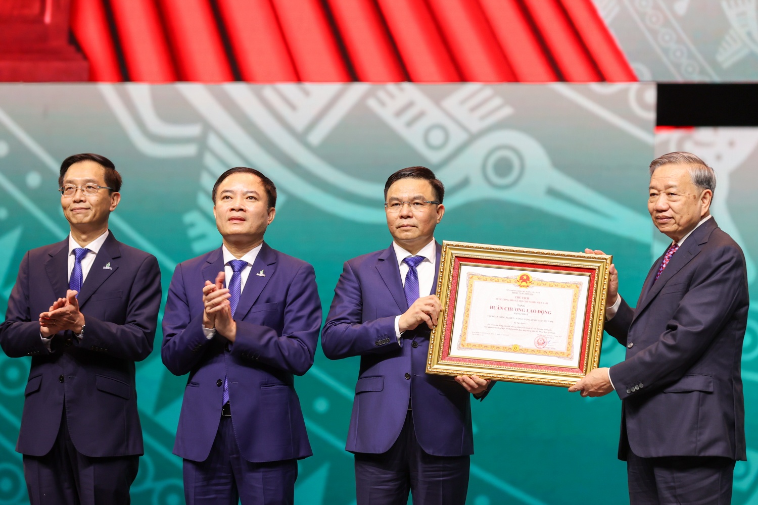 Tổng Bí thư Tô Lâm trao Huân chương Lao động Hạng Nhất cho Petrovietnam
