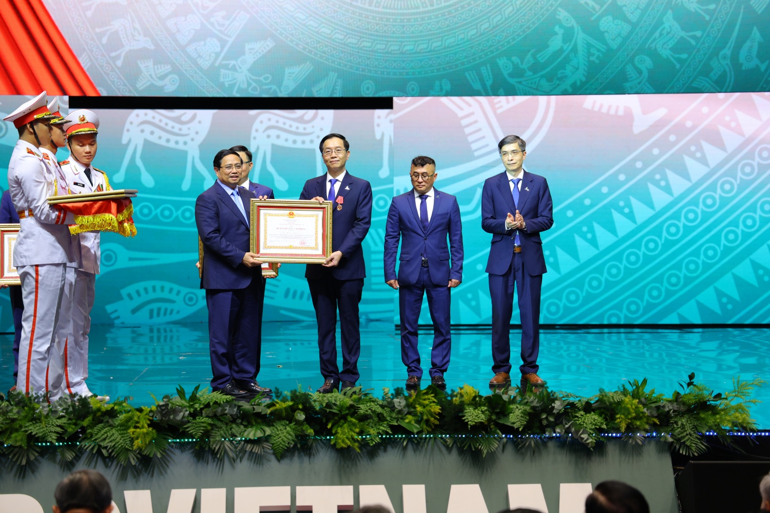 Thủ tướng Chính phủ Phạm Minh Chính trao Huân chương Lao động hạng Ba cho đồng chí Trần Quang Dũng - Phó Bí thư thường trực Đảng ủy Petrovietnam