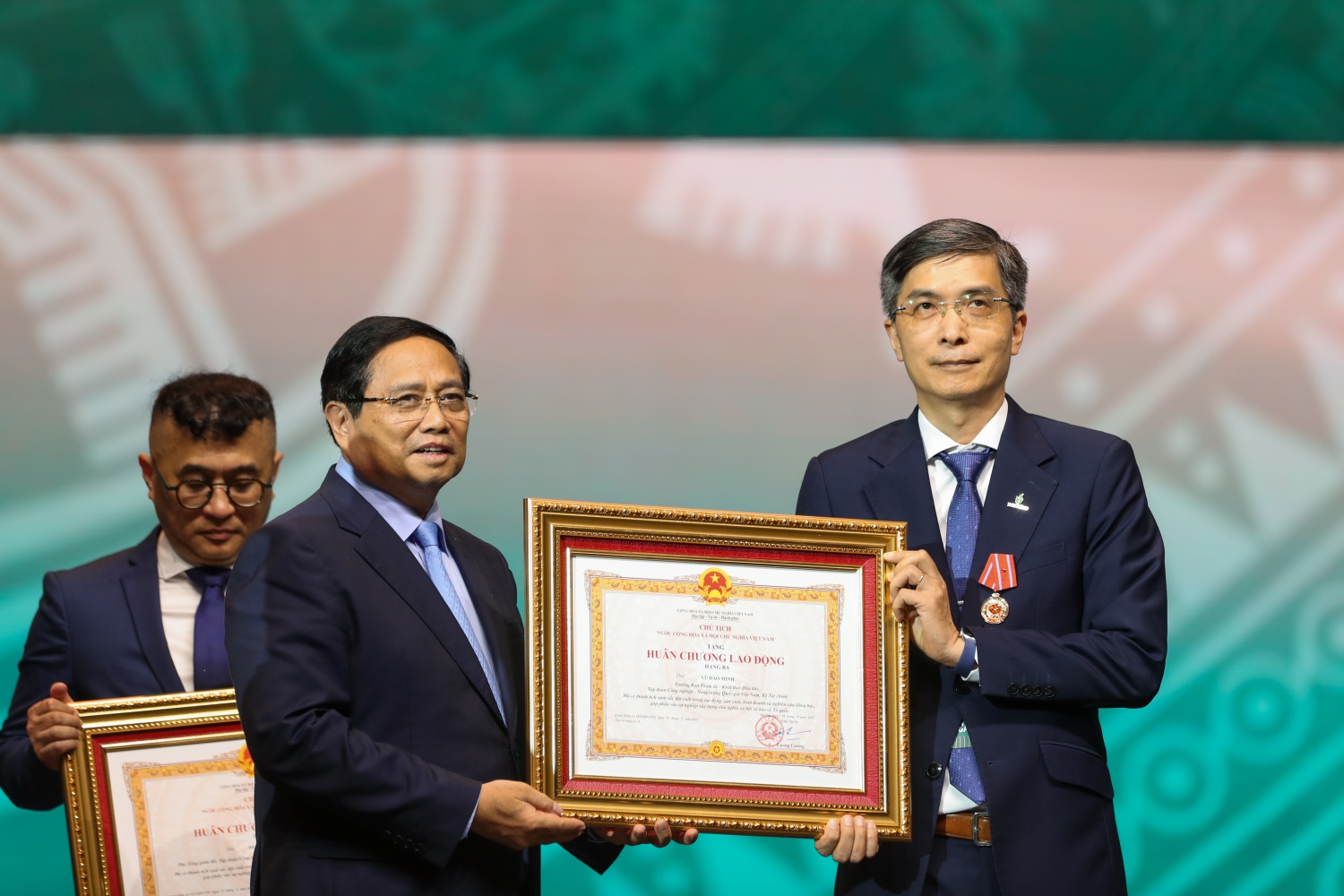 Ông Vũ Đào Minh - Trưởng Ban Thăm dò - Khai thác Dầu khí Petrovietnam vinh dự nhận Huân chương Lao động hạng Ba do Thủ tướng Chính phủ trao tặng.